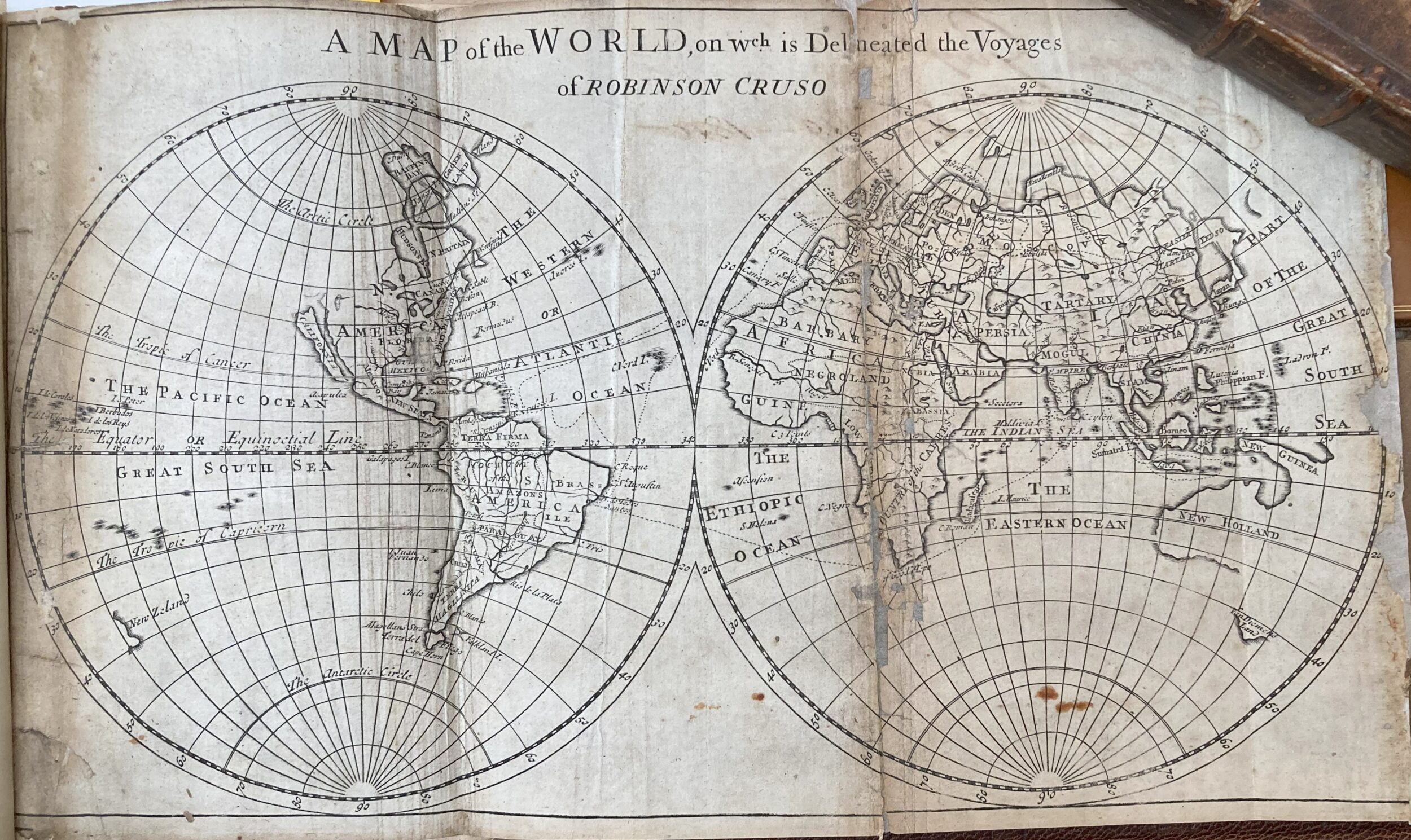 Weltkarte von Crusoes Reisen um die Welt. Links: westliche Hemisphäre des Globus in einem Kreis, mit Nord- und Südamerika. Rechts: Östliche Hemisphäre des Globus in einem Kreis, mit Europa, Afrika, Asien, Australien. Ozeanien.