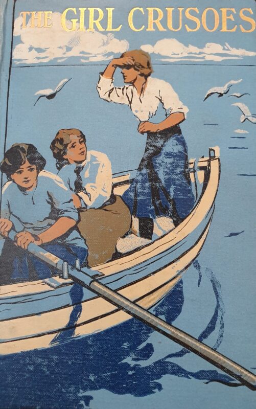 Cover von The Girl Crusoes (1912). Es zeigt drei jugendliche Mädchen, wie sie in einem Boot auf dem weiten blauen Ozean rudern.