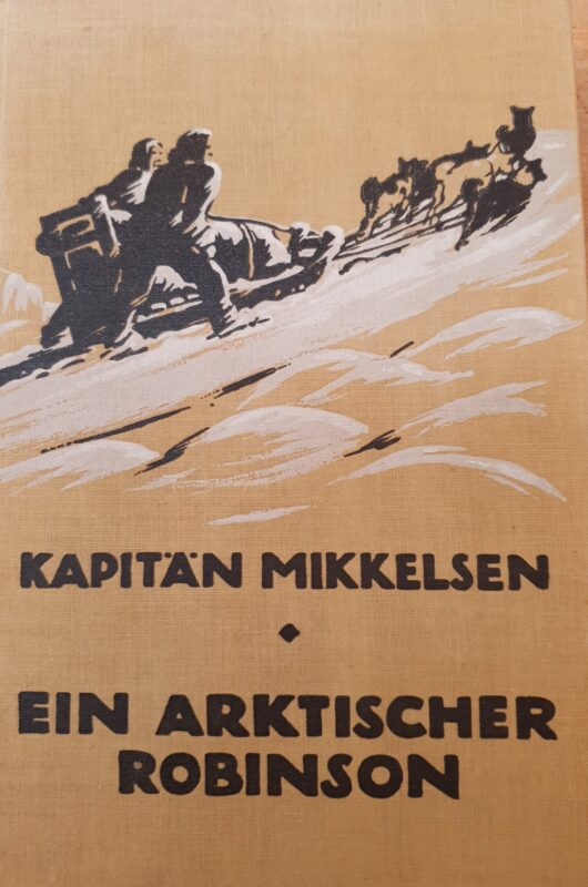 Cover von Ejnar Mikkselsens Ein arkitscher Robinson, das eine schwarz-weiss Zeichnung auf einem beigen Hintergrund abbildet, in der zwei Männer in einem Schlitten sind, der von Schlittenhunden gezogen wird.