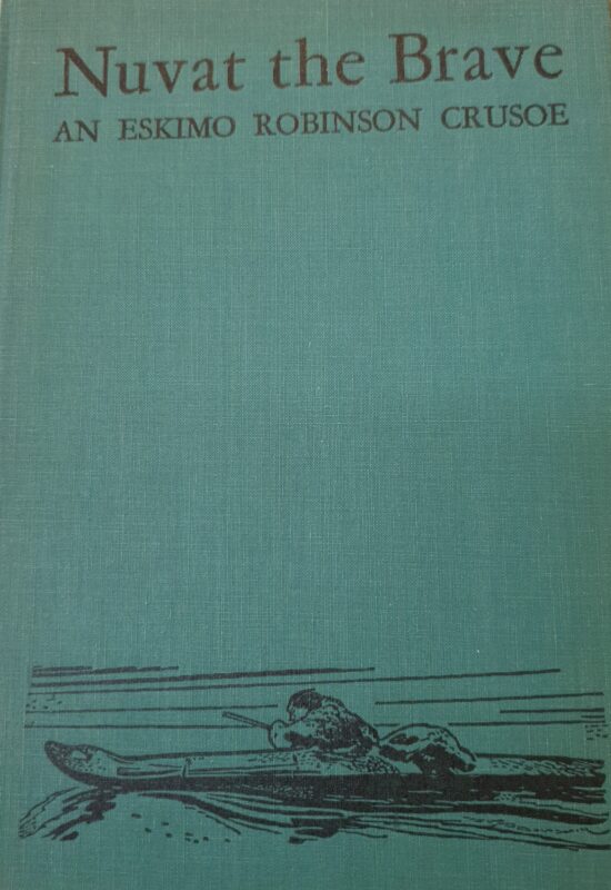 Cover von Nuvat the Brave: An Eskimo Robinson Crusoe (1934) von Radko Doone. Smaragdgrünes Material, mit einer schwarzen Zeichnung, die einen Mann in Fell zeigt, der ein Kanu durch das Eismeer paddelt.