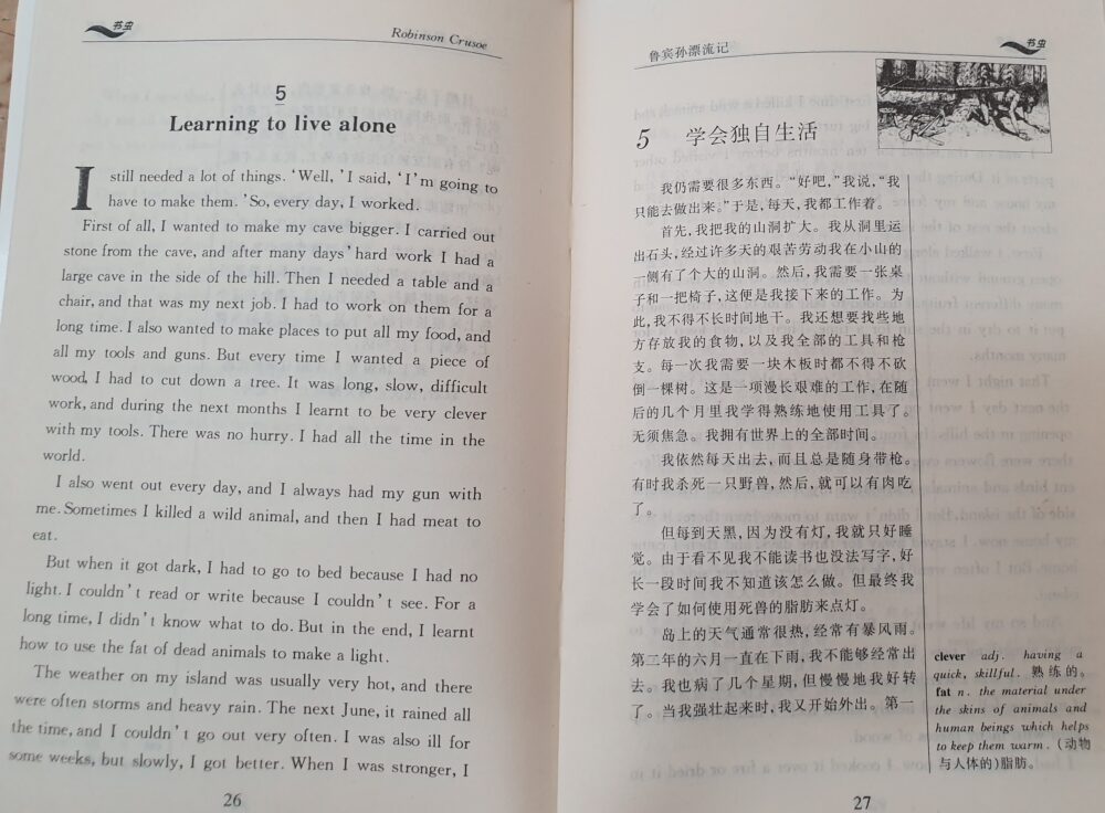 Links: Buchseite mit englischer Ausgabe von Robinson Crusoe. Rechts: Übersetzung in Mandarin mit englischen Erklärungen für unbekannte englische Vokabeln.